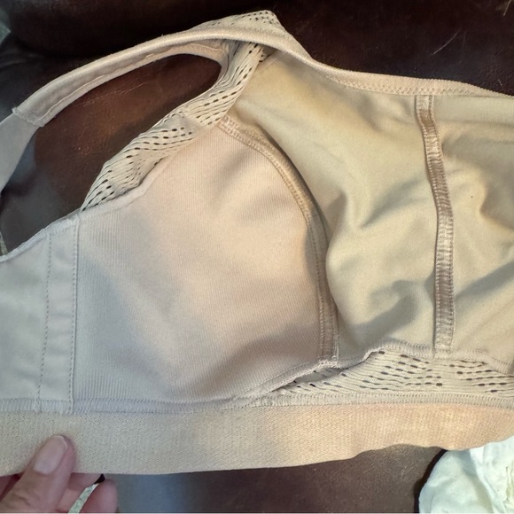 Glamorise MagicLift Seamless Wirefree Nude Sports Bra - Picture 4 of 6